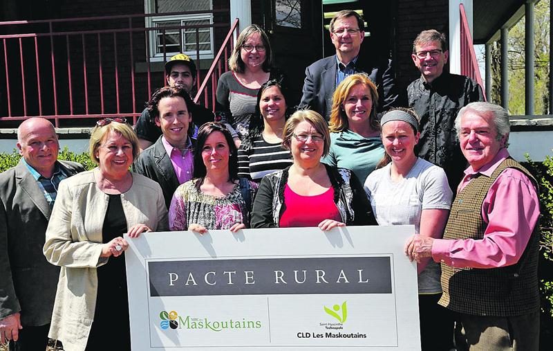 Sept nouveaux projets profiteront du fonds du Pacte rural dans la MRC des Maskoutains. Nous voyons ici (au premier plan) Francine Morin, préfet de la MRC, Chantal Béland, de la CPE Les P’tites Pies, Sylvie Gosselin, directrice générale de Saint-Barnabé-Sud, Sonia Girouard, de l’école au Coeur-des-Monts, Yves Petit, maire de Sainte-Hélène-de-Bagot, (deuxième rangée) Mario Jussaume, conseiller à Saint-Bernard-de-Michaudville, Steve Carrière, agent de développement rural, Josée Lajoie, du CPE Les P