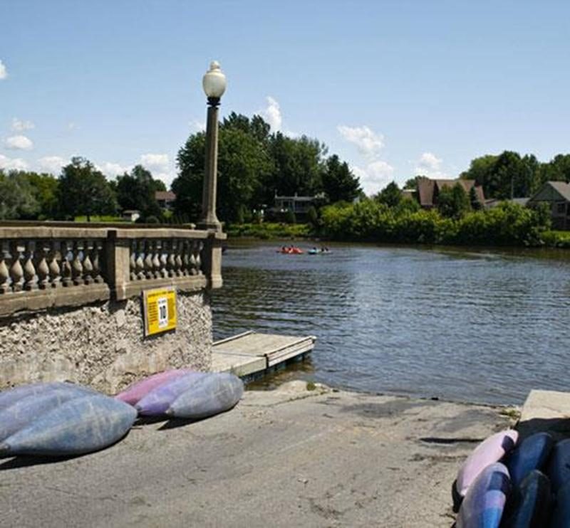 Le Centre nautique, situé au 3198, rue Girouard Ouest (près de la porte des Anciens Maires) vous accueille du 15 juin au 25 août entre midi et 19 h. Vous pouvez découvrir la rivière Yamaska en louant un canot, un pédalo, un kayak ou une chaloupe sans moteur pour 6,12 $ l’heure (avec carte « Accès-Loisirs ») et 9,18 $ (sans carte « Accès-Loisirs »). Vous pouvez également faire une balade en ponton et parcourir la rivière jusqu’à Saint-Césaire. Le tarif inclut le capitaine : 38,72 $ (plus taxes) l