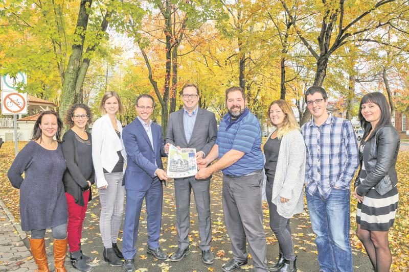 L’éditeur Benoit Chartier pose en compagnie de la jeune et dynamique équipe de l’hebdomadaire Les 2 Rives de Sorel-Tracy. Photo Pascal Cournoyer