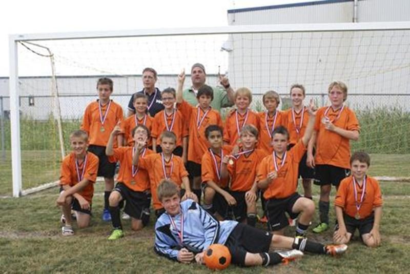 Les joueurs de l'équipe masculine U11-12 d'Assomption ont récemment conclu une saison exceptionnelle, au cours de laquelle ils ont remporté 11 victoires contre seulement deux défaites et une joute nulle. Ils comptent aussi à leur palmarès une médaille d'or au Tournoi national de soccer de Saint-Joseph et une première place lors des séries éliminatoires. À l'avant : Jordan Rajotte, William Jodoin, Nathan Chicoine, Jérémie Roberge, El Mehdi El Farsi, Jordan Robert, Benjamin Roberge et Pierre-Olivi
