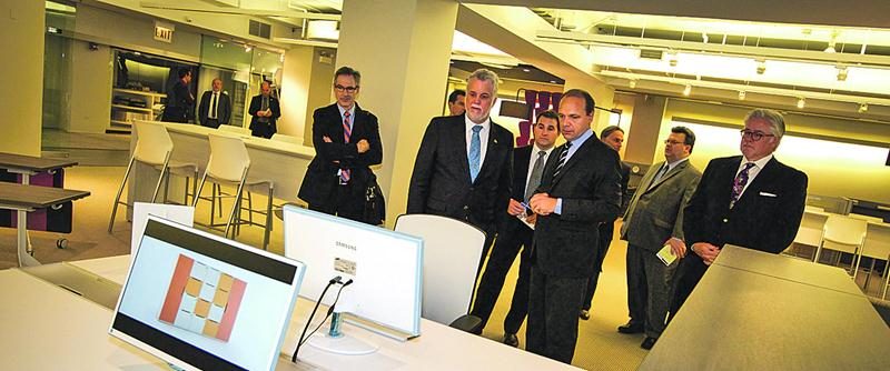 Le 30 octobre, le premier ministre du Québec, Philippe Couillard, a rencontré le président du Groupe Lacasse, Sylvain Garneau et l’administrateur et copropriétaire du Groupe Lacasse, Robin Lacasse. Il a également visité les deux salles de montre du Groupe Lacasse situées dans le prestigieux Merchandise Mart à Chicago.
