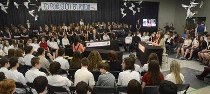 Les jeunes de l'école secondaire Saint-Joseph ont été sensibilisés sur l'estime de soi et le choc post-traumatique dans un décor inspiré de l'émission « Tout le monde en parle ».