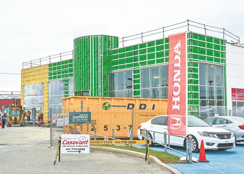 Les travaux de rénovation et d’agrandissement vont bon train chez le concessionnaire Honda de Saint-Hyacinthe. Photo François Larivière | Le Courrier ©