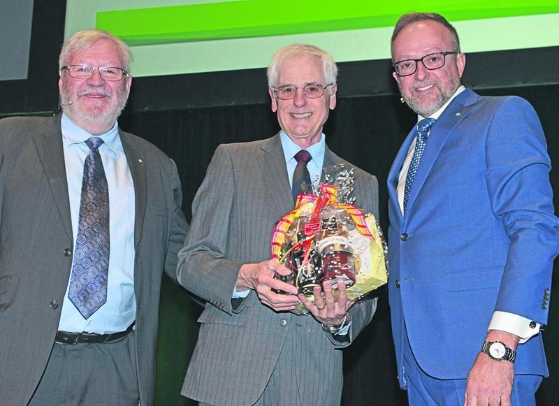 Jacques Dupré (au centre), récipiendaire de l’Ordre du mérite coopératif et mutualiste québécois, entouré de Mario Dussault (à gauche), président de la Caisse Desjardins de Saint-Hyacinthe, et de Serge Bossé (à droite), directeur général de la Caisse Desjardins de Saint-Hyacinthe.