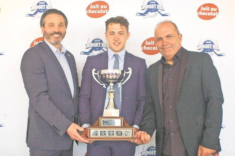 Elliot Desnoyers a été le récipiendaire du trophée Rosaire-Morin pour la meilleure amélioration scolaire. Photo Facebook - Ligue de hockey midget AAA du Québec
