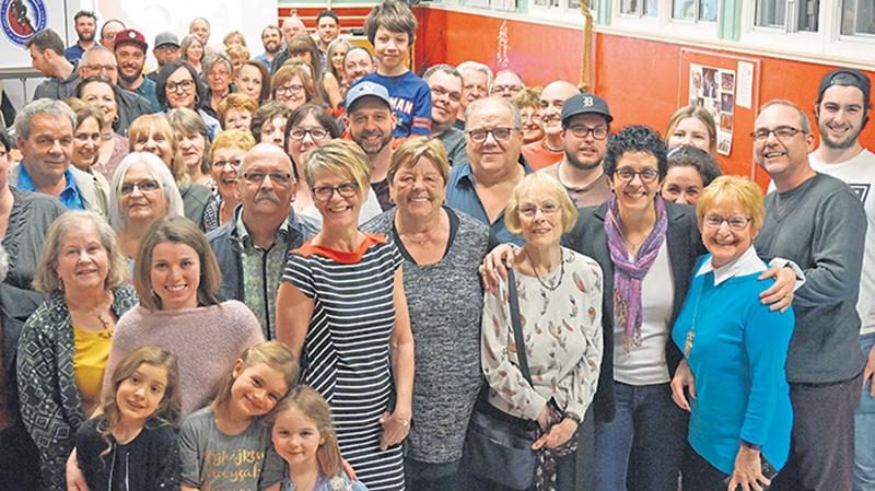 Toujours fière de ses origines, Danielle Goyette (écharpe mauve) a partagé de nombreux souvenirs avec les gens de Saint-Nazaire d’Acton lors de récentes retrouvailles.