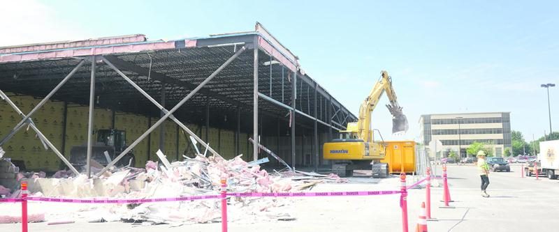 Les travaux de démolition vont bon train sur le site des Galeries St-Hyacinthe. Photo Robert Gosselin | Le Courrier ©