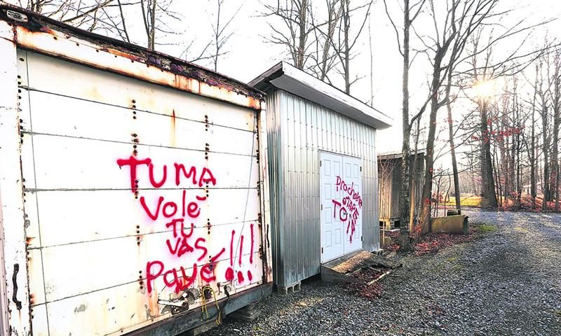 Des menaces à l’endroit de Christian Benoit ont été peintes à divers endroits sur les installations de l’érablière. Photo Robert Gosselin | Le Courrier ©