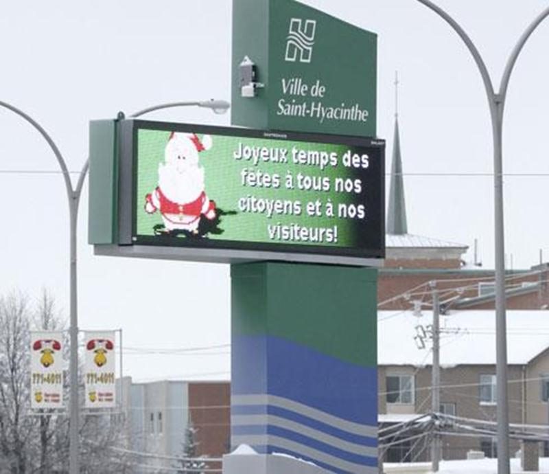 La Ville a remplacé son panneau d'affichage conventionnel par un appareil électronique à l'angle des boulevard Casavant et Laframboise.