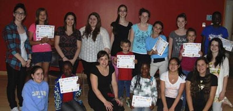 Les élèves du Collège Saint-Maurice, jumelées avec des enfants de l’école Lafontaine, ont participé dernièrement à une très belle fête de fin d’année. Certificats personnalisés, atelier d’arts plastiques, jeux au gymnase et souper pizza, toutes ces activités célébraient le travail des enfants durant toute l’année scolaire. Ce projet d’aide aux devoirs est réalisé en collaboration avec Émilie Martineau, éducatrice spécialisée à l'école Lafontaine, et le service de pastorale du Collège Saint-Mauri