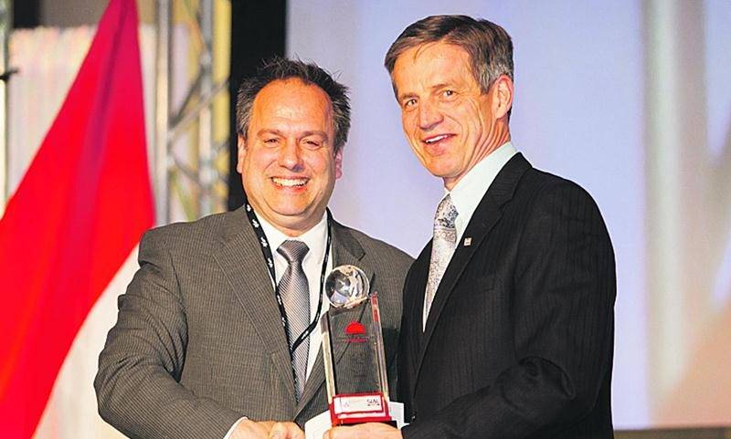 Sur la photo, dans l’ordre habituel, Sylvain Blais, directeur des ventes chez Olymel, reçoit le prix de l’Entreprise exportatrice canadienne 2015 des mains de John Geurtjens, directeur senior à Financement agricole Canada.