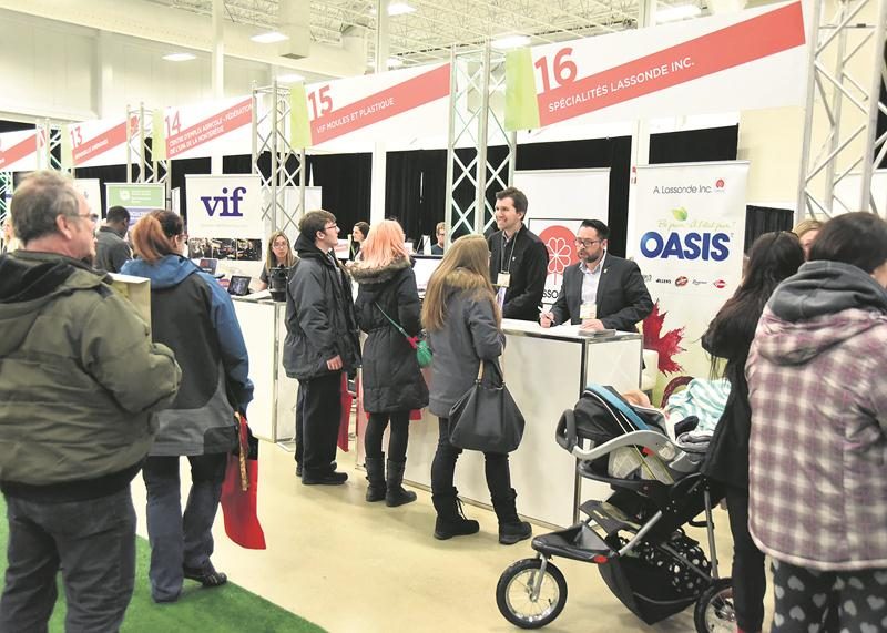 Lors de la Journée de l’emploi, tenue dernièrement au Pavillon La Coop, les visiteurs ont pu rencontrer une trentaine d’employeurs ainsi que six organismes en employabilité.  Photos François Larivière | Le Courrier ©