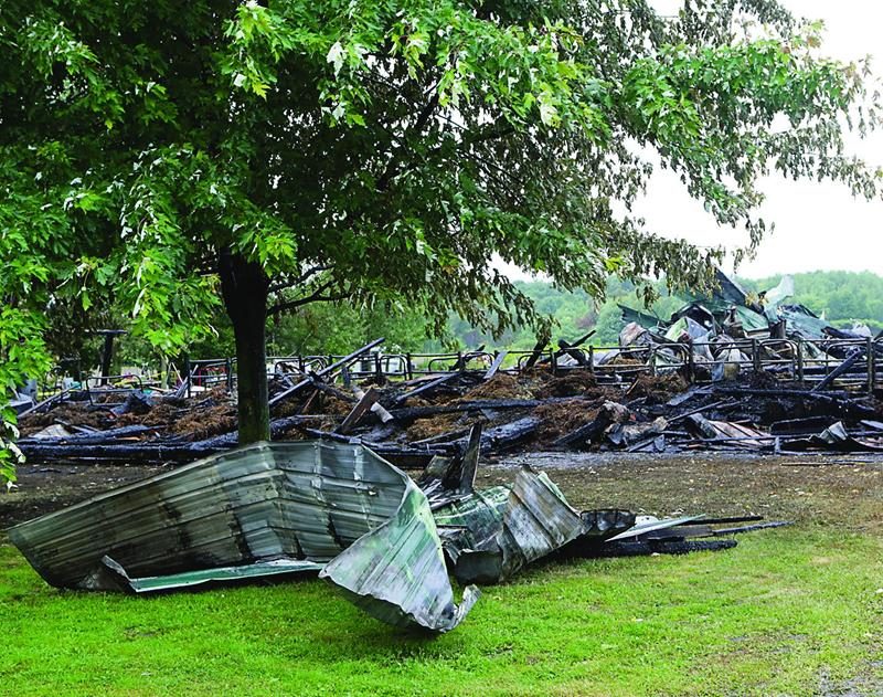 Les quelque 300 veaux se trouvant à l’intérieur des bâtiments ont péri dans l’incendie. Photo Robert Gosselin | Le Courrier ©