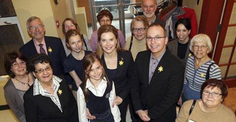 La Société canadienne du cancer - section Saint-Hyacinthe, avec sa présidente d'honneur Dre Lise Faucher (au centre), espère atteindre 55 000 $ en don dans le cadre des journées de la jonquille.