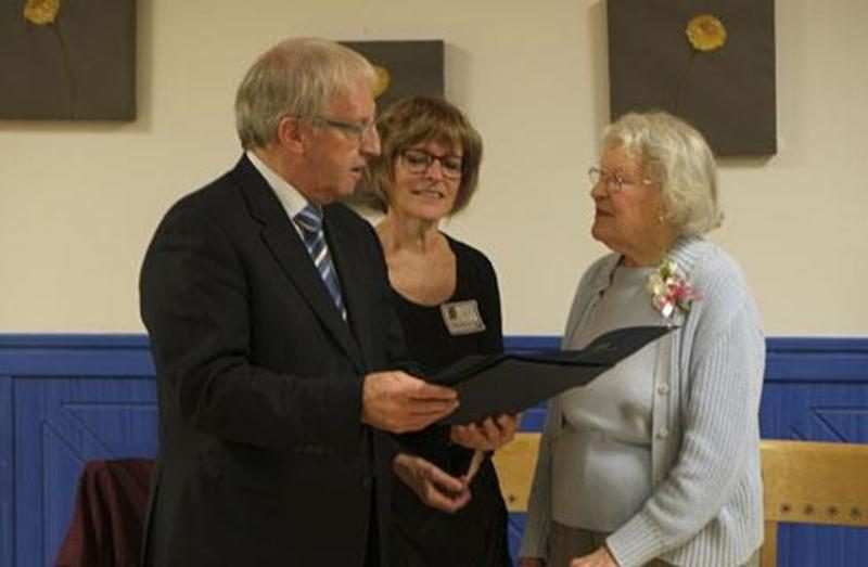 Monsieur le député Émilien Pelletier a remis à Mme Brasseur une lettre signée de la première ministre du Québec Pauline Marois ainsi qu’un certificat d’excellence de l’Assemblée nationale du Québec. Elle est accompagnée de sa fille France Bergeron.