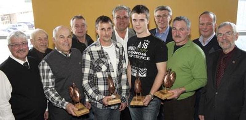 Au premier plan, dans l'ordre habituel, Pierre Plante, Stéphane Tétreault, Nicolas Riendeau et Pierre Savaria posent avec leur prix décroché lors du 25<sup>e</sup> concours régional de grandes cultures.