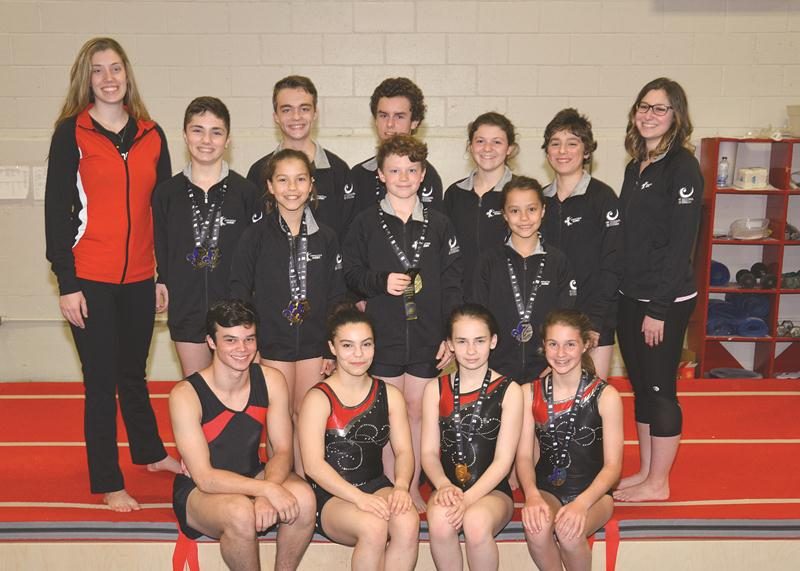 Les athlètes qui participeront au championnat de l’Est du Canada, accompagnés de leurs entraîneuses Amélie Pietroniro-Savoie et Marie Ly Paulhus-Cordeau. On retrouve à l’avant Gabriel Boily, Rosalie Ferland, Alexianne Leduc et Kiève Aubry. Au centre, Océane Ferland, Marc-Antoine Fluet et Juliette Ferland, puis à l’arrière Xavier Gaucher, William Éthier, Jacob Mathieu, Kelly-Ann Fluet et Jean Mathieu. Photo François Larivière | Le Courrier ©
