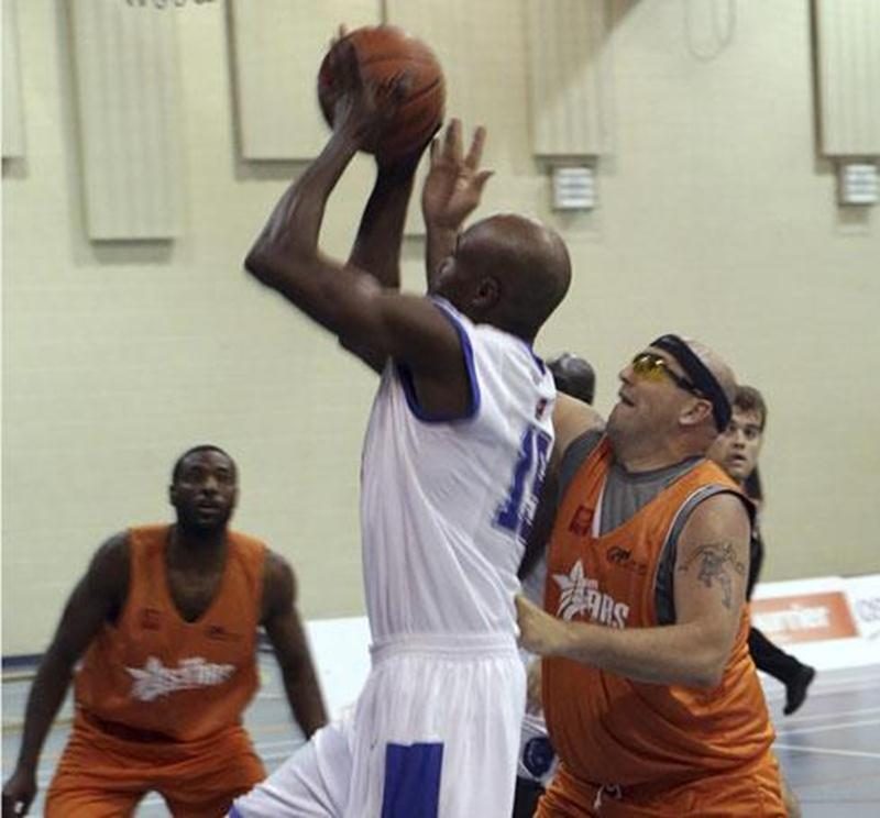 Patrick Perrotte, à droite, a marqué plus de 23 points à son retour au jeu face au Royal de Québec dimanche, aidant les Stars à l'emporter 72 à 65.