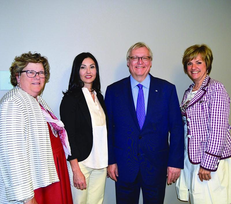 Geneviève Grégoire, présidente du conseil d’administration du CISSSME, Chantal Soucy, députée de Saint-Hyacinthe, Gaétan Barrette, ministre de la Santé et des Services sociaux et Louise Potvin, présidente directrice générale du CISSSME.
