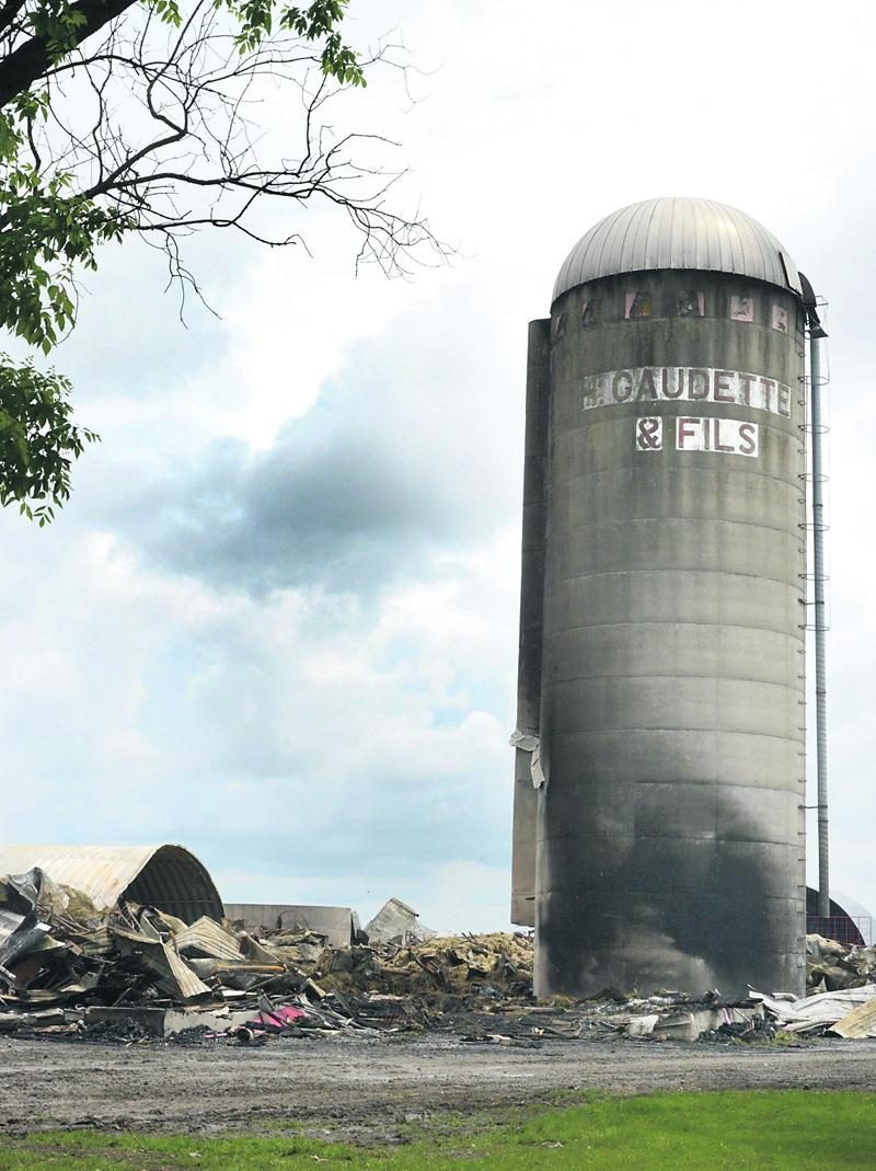 Au lendemain de l’incendie, il ne restait plus rien de l’étable qui abritait plus de 235 vaches laitières à la ferme des Gaudette. Photo François Larivière | Le Courrier ©