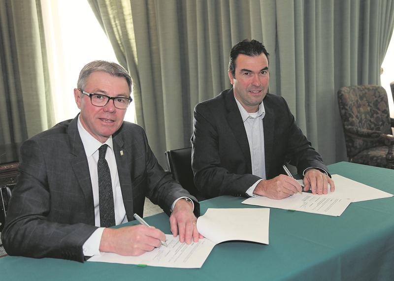 Le maire de Saint-Hyacinthe, Claude Corbeil, en compagnie de Serge Quintal, vice-président Projets et Développement chez Evoleum, de Saint-Jean-sur-Richelieu.  Photo Robert Gosselin | Le Courrier ©