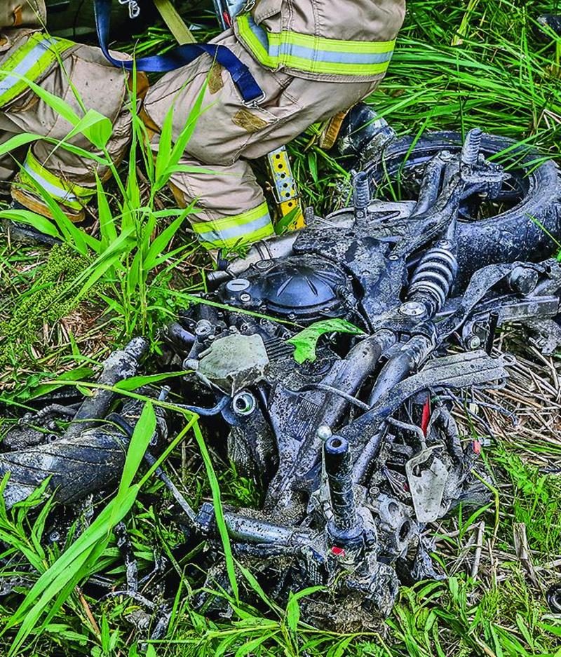 Les deux occupants de la moto n’ont eu aucune chance lorsqu’ils ont été percutés par une minifourgonnette qui arrivait en sens inverse. Photo Pascal Cournoyer - TC Média