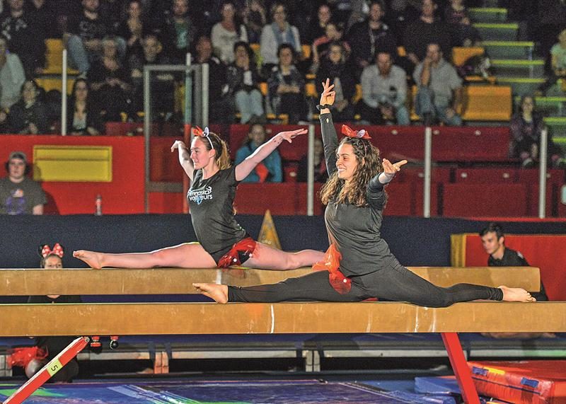 Une belle démonstration de flexibilité de la part de ces deux gymnastes.