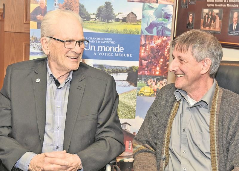 Malgré les apparences, le dossier de regroupement n’a pas encore favorisé de rapprochement entre les maires Simon Lacombe (à gauche) et André Lefebvre.