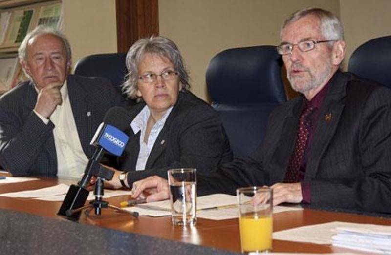 Le maire de Saint-Hyacinthe était accompagné des conseillers Donald Côté et Brigitte Sansoucy pour annoncer les décisions du conseil concernant le réseau d'égout.