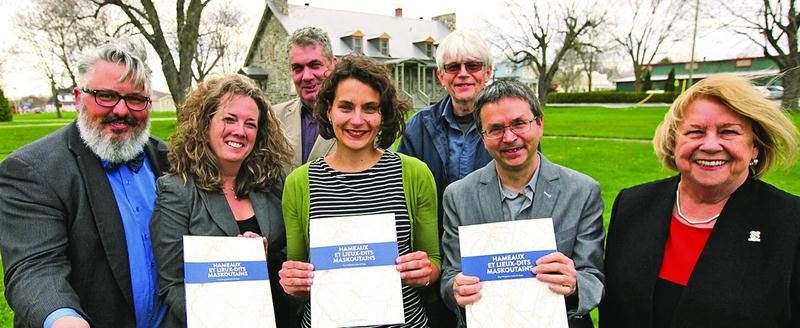 Julie St-Onge et Guy Mongrain, coauteurs du livre Hameaux et lieux-dits maskoutains (au centre), entourés de Robert Mayrand, chargé de projet en patrimoine à la MRC, Annie Goudreault, directrice régionale du MCCQ, Luc Brunelle, conseiller en développement culturel au MCCQ, Luc Cordeau, du Centre d’histoire de Saint-Hyacinthe et Francine Morin, préfet de la MRC des Maskoutains. Photo Robert Gosselin | Le Courrier ©