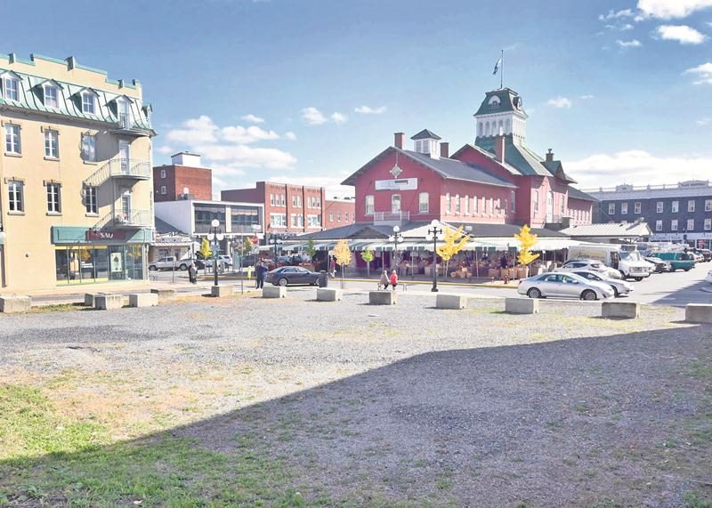 Le terrain vacant qui se trouve à l’angle des Cascades et St-Denis, au centre-ville, sera utilisé comme stationnement jusqu’au printemps 2017. Photo François Larivière | Le Courrier ©
