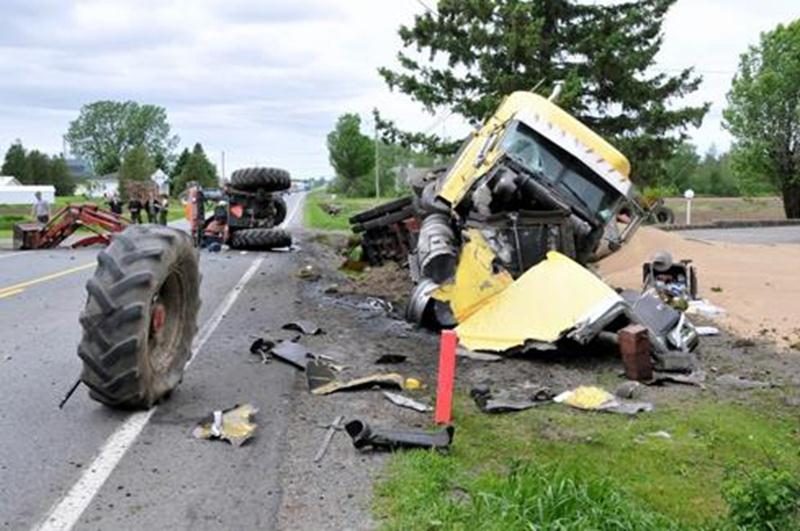 Un homme de 35 ans originaire de Sainte-Hélène-de-Bagot est décédé tragiquement, le 2 juin, dans un accident survenu à Saint-Edmond-de-Grantham, près de Drummondville. Jean Turgeon se trouvait au volant d'un tracteur agricole, sur une route de campagne, lorsqu'un camion semi-remorque qui le suivait a entrepris un dépassement au moment même où le tracteur effectuait un virage à gauche pour accéder à un champ. La victime est demeurée coincée sous son tracteur pendant de longues minutes. Le conduct