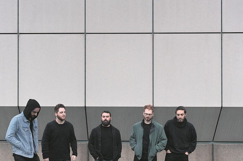 L’album Laugh Away the Sun, en vente depuis le 20 janvier, présente une étrange dualité avec, d’un côté, une musique introspective avec plusieurs arrangements entraînants, et de l’autre, des sujets personnels et plus lourds. Chose certaine, cet album ne devrait laisser personne indifférent. La pochette d’album est signée Jean-Christophe Deshaies.