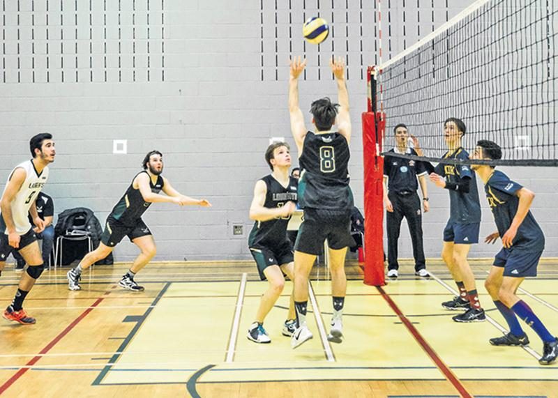 L’équipe de volleyball masculine des Lauréats a vu sa saison prendre fin à la suite de ses deux revers au championnat de conférence Nord-Est, qui était présenté au Cégep de Saint-Hyacinthe le 24 mars. Photo François Larivière | Le Courrier ©