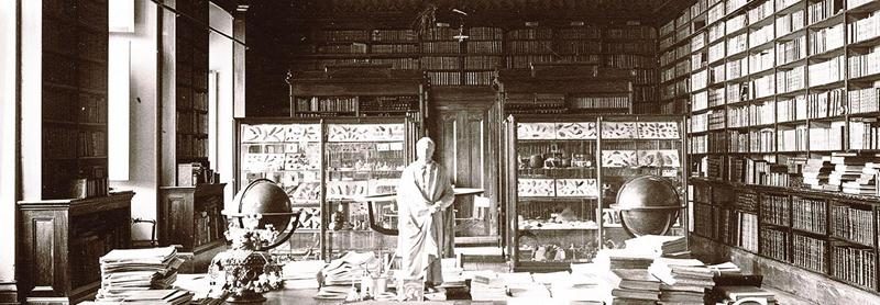 La bibliothèque des prêtres, vers 1911, avec son décor peint par Joseph Richer. Centre d’histoire de Saint-Hyacinthe. CH001/S13/SS1/SSS4/D2/P001.