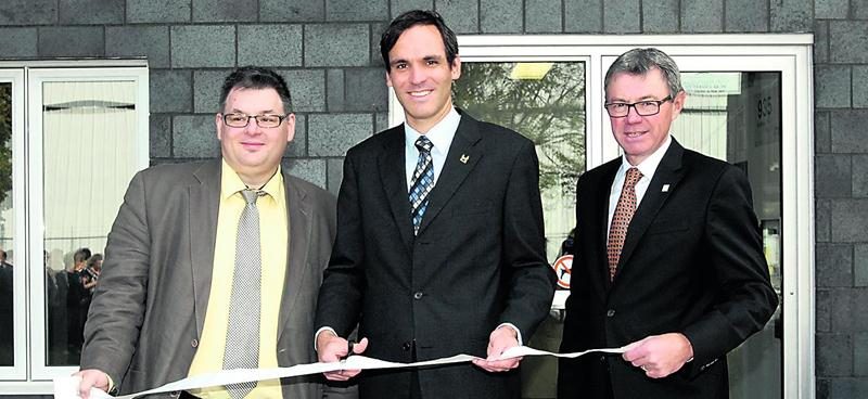 Le président de l’OMH Saint-Hyacinthe, David Bousquet, était entouré mardi de Jean-François Arteau, de la SHQ et du maire de Saint-Hyacitnhe Claude Corbeil pour couper le ruban inaugural devant l’édifice du 935, rue Morison. Photo Martin Grenier | Le Courrier ©