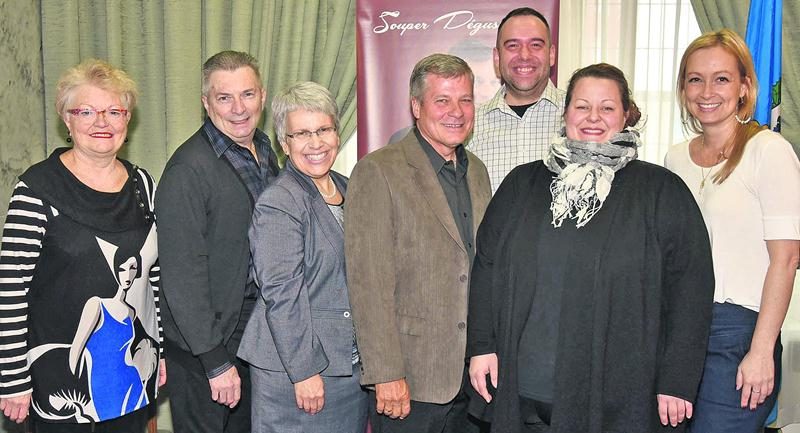 De gauche à droite, Johanne Delage, mairesse suppléante, Alain Pelletier, directeur général des Amis du Crépuscule, Brigitte Sansoucy, députée fédérale de Saint-Hyacinthe-Bagot, Roger Nault, président d’honneur, Frédérick Miller et Virginie Rioux du traiteur Le Fin Palais et Geneviève Lemay, attachée politique de la députée provinciale de Saint-Hyacinthe, Chantal Soucy. Photo François Larivière | Le Courrier ©