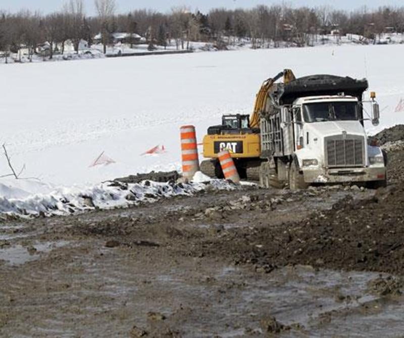 Un nouveau talus renforcé séparera la rivière Richelieu de la route 133 là où un glissement de terrain est survenu le 20 octobre, à Saint-Denis-sur-Richelieu.