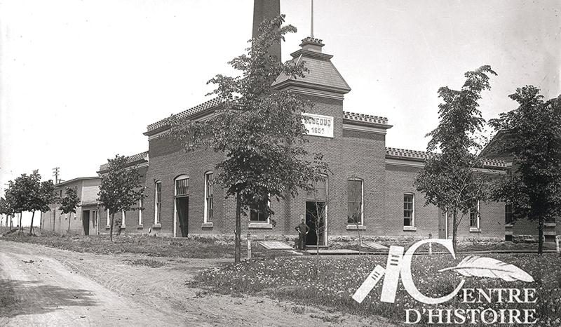 L’aqueduc municipal construit en 1897, photographié au début du XXe siècle. Collection Centre d’histoire de Saint-Hyacinthe, Studio B.J. Hébert, CH085.