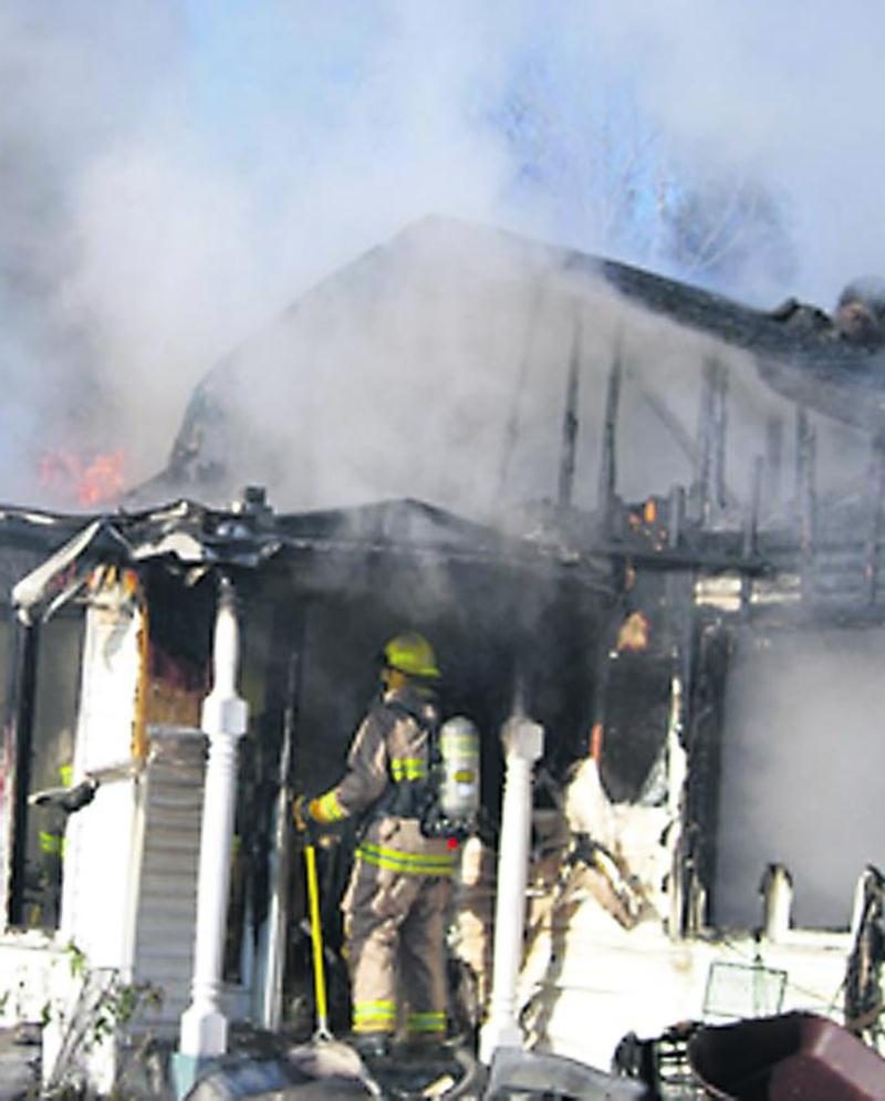 En fouillant les débris, les pompiers ont remarqué que des éléments combustibles auraient été posés trop près d’un poêle à bois. Photo Dominique St-Pierre | zone911