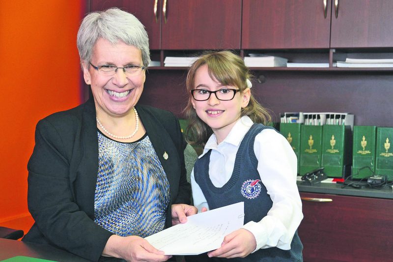 Laurie-Ève Rhéaume remet officiellement la lettre qu’elle a écrite à la députée Brigitte Sansoucy. Photo François Larivière | Le Courrier ©