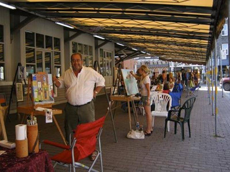 Près d'une quinzaine d'artistes et d'artisans se sont installés chaque samedi pendant la saison estivale à la place du marché.