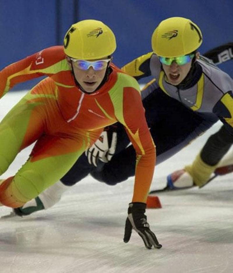 Olivier Godin (à l'avant plan), lors du championnat québécois de patinage de vitesse courte piste.