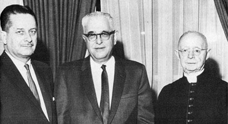 Tout au long de sa carrière, Harry Bernard (au centre) aura reçu de nombreuses distinctions saluant son talent d'auteur. Il pose entouré de Daniel Johnson, député et premier ministre du Québec et Mgr Lionel Groulx.