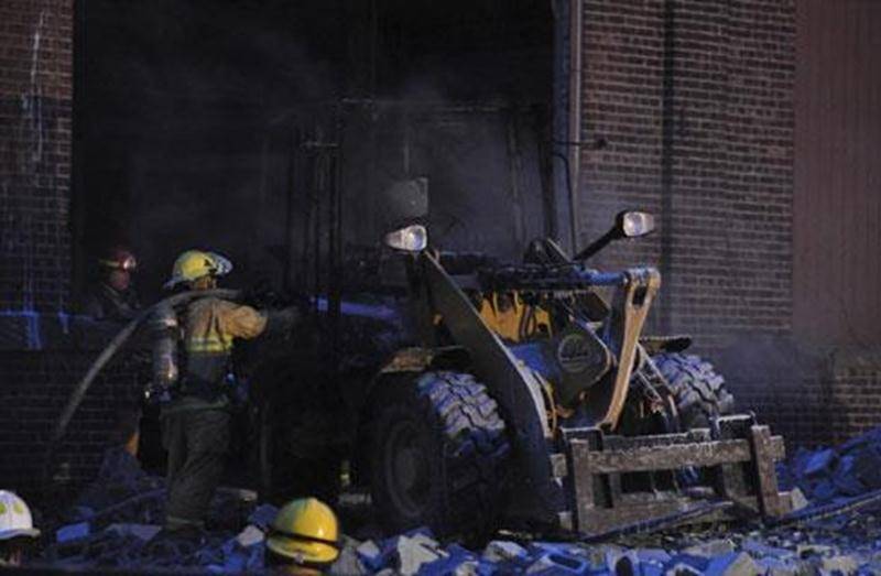 Un chargeur laissé sur le site de l'ancienne usine Goodyear a été la proie des flammes tôt vendredi matin. Il s'agit d'un incendie jugé suspect par la Sûreté du Québec, à qui l'enquête a été transférée. Un technicien en scène d'incendie s'est rendu sur place aux fins de l'enquête. Ce sont les pompiers eux-mêmes qui ont constaté le feu, voyant la fumée à partir de la caserne. Le chargeur était laissé sur place dans le cadre de la démolition de la vieille usine.
