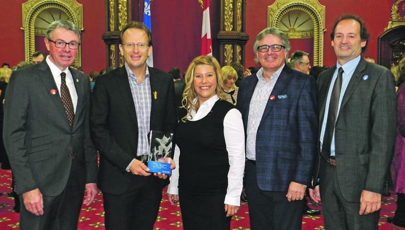 Sur la photo, de gauche à droite, Claude Bernier, maire de Saint-Hyacinthe; Jean Bédard, président et chef de la direction du Groupe Sportscene; Mélanie Charron, gérante de La Cage de Saint-Hyacinthe; Benoit Gaulin, gestionnaire; et Yvon Pinsonneault, associé de La Cage de Saint-Hyacinthe.
