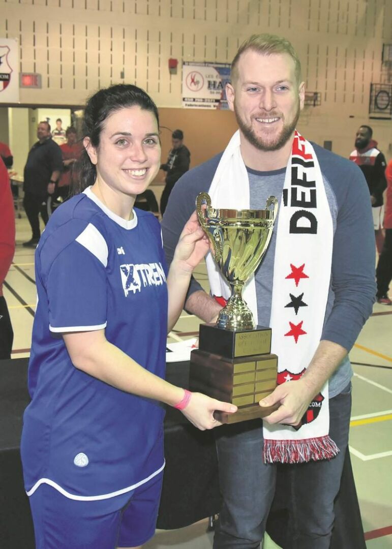 Andréanne Gagné a soulevé le trophée du Défi Futsal pour la première fois avec l’équipe Xtreme ADR. Photo François Larivière | Le Courrier ©