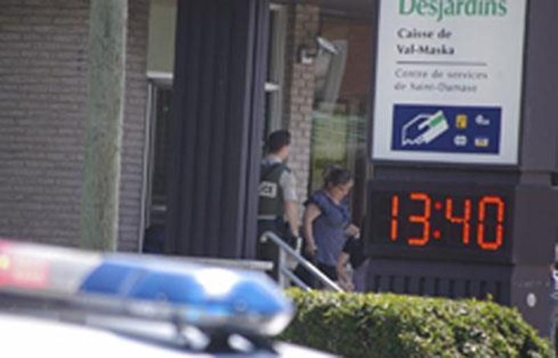 La police est toujours à la recherche des suspects ayant braqué la Caisse populaire de Saint-Damase vendredi dernier.