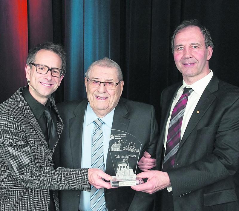 Marc-André Coallier, animateur du gala des Agristars 2015, Marcel Chagnon, lauréat du Coup de chapeau 2015 et René Chagnon, son fils.