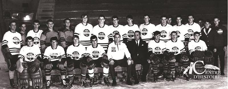 Équipe de hockey Saint-Hyacinthe Pepsi Jr à la fin des années 1960. Bernard Lamontagne est en habit au centre.  Collection Centre d’histoire, CH478.